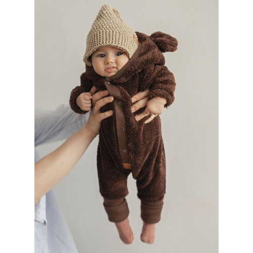 rampers-niemowlecy-z-kapturem-i-uszami-kombinezon-brazowy-fuzzy.png