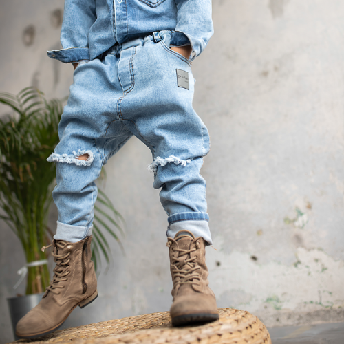 spodnie-dzieciece-jeansowe-z-dziurami.png